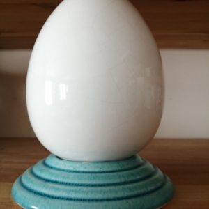 Tamago Harmonisant Mezzo blanc céramique socle bleu clair